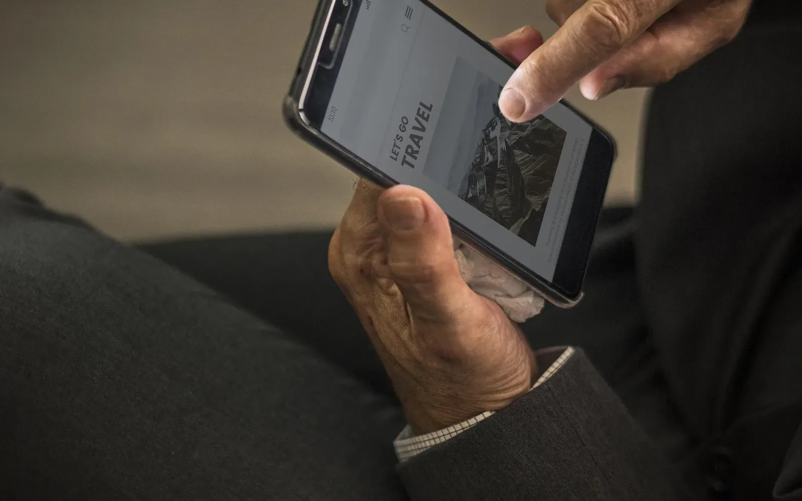 Manos sujetando un móvil y mirando sus datos