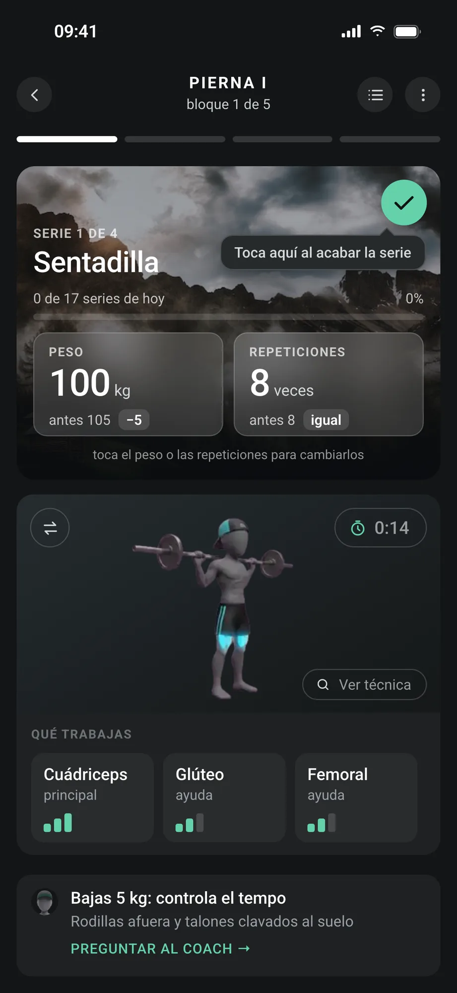 Serie 1 de 4 de sentadilla en curso: 100 kg, 8 repeticiones y el coach haciendo el ejercicio