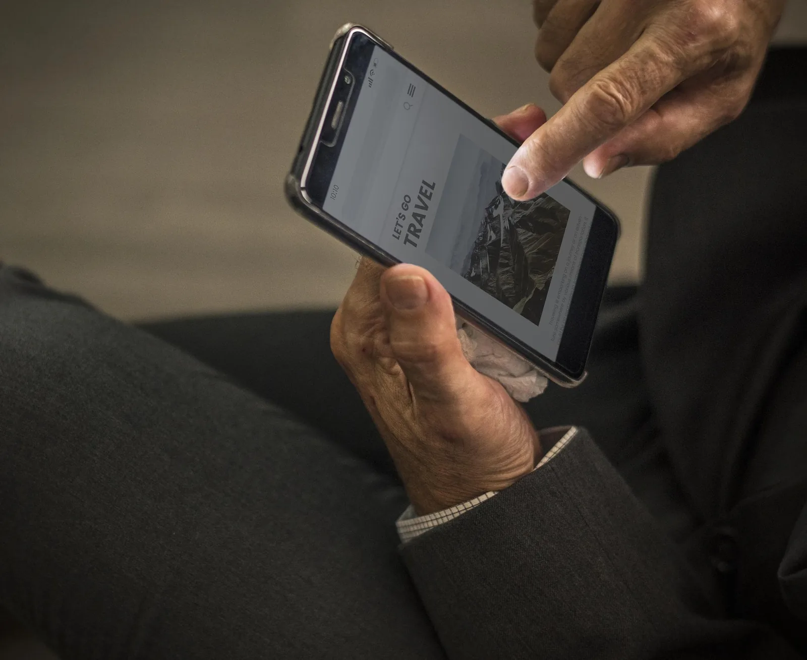 Manos sosteniendo un teléfono en un vestuario de gimnasio